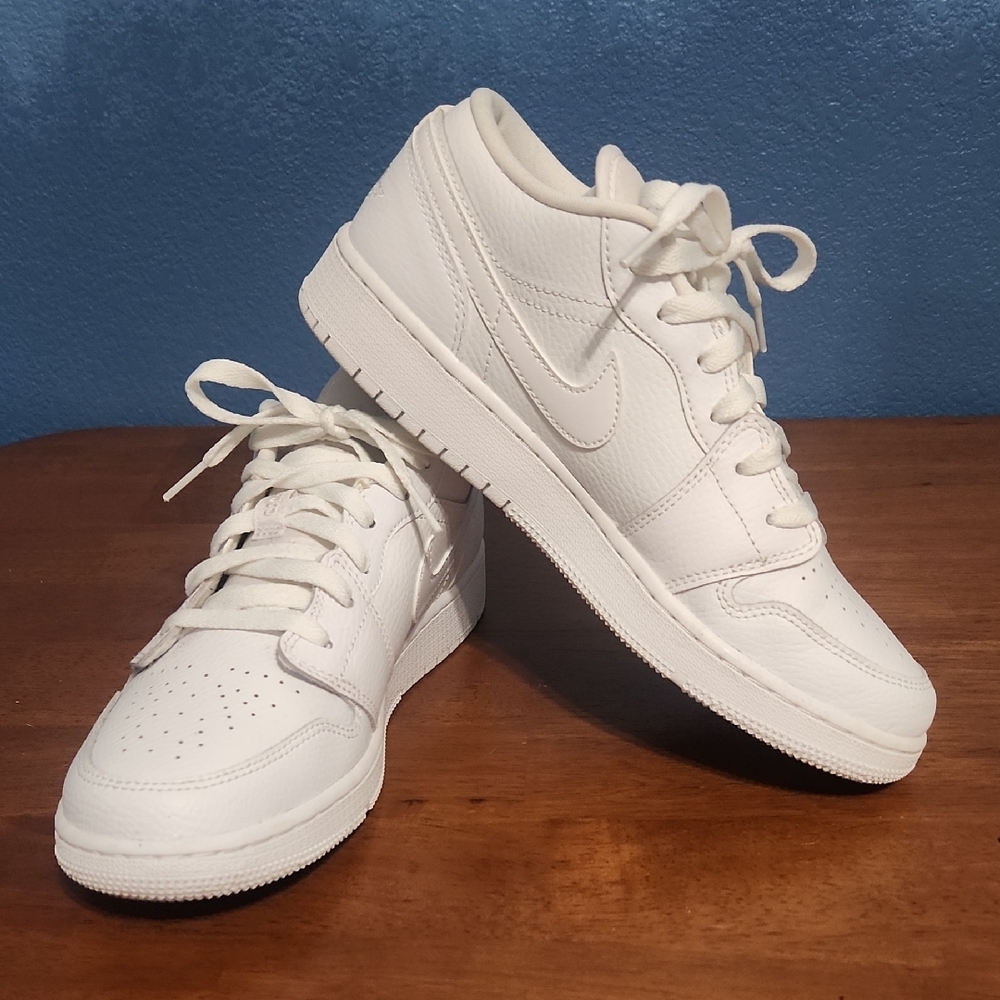 Nike AIR Jordan's In White Size 6.5Y